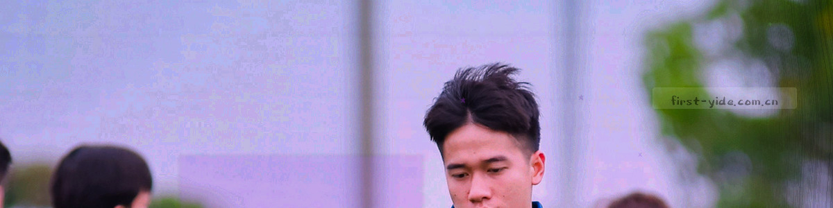 抽象数据锁形状与流动线条，隐喻亿德体育信息安全防护